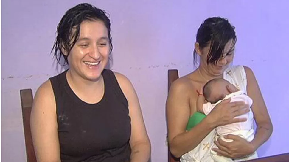 CONTENTAS. La pareja junto a su beba, Umma. TELAM