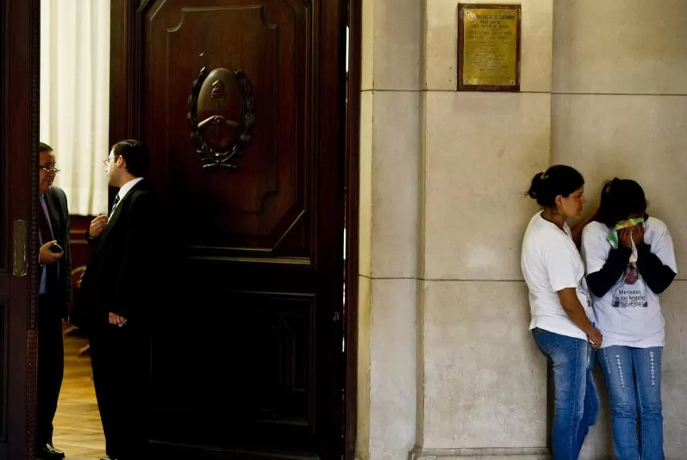 ANGUSTIA. Rosa del Valle Figueroa, madre de la víctima, lloró en tribunales. la gaceta / foto de jorge olmos sgrosso