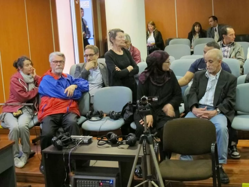 LOS FAMILIARES. Los padres de Cassandre Bouvier y de Houria Moumni esperan el inicio del debate oral.  