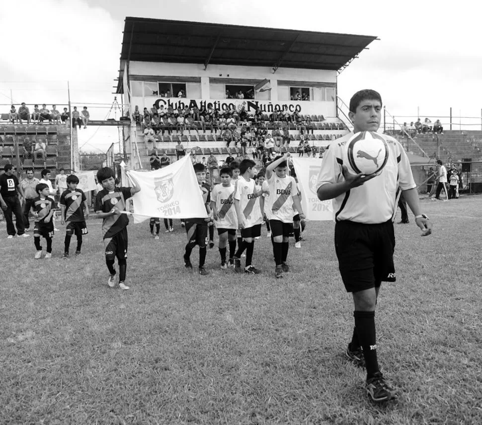 UN LINDO MOMENTO. Los chicos de Ñuñorco y de Efim fueron protagonistas del acto inaugural del torneo de  Infantiles. 