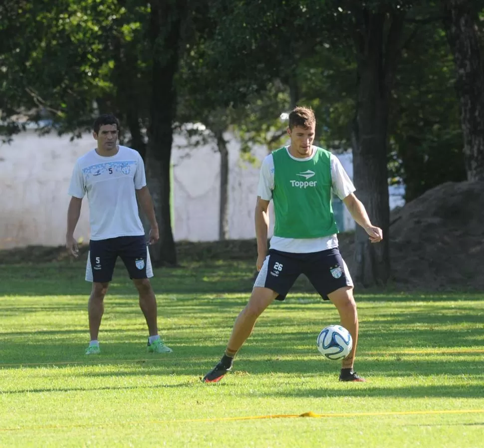 LA CUARTA VEZ. Sbuttoni, que controla la pelota, fue titular en sólo tres partidos de la temporada. Rivoira le dará otra chance.  