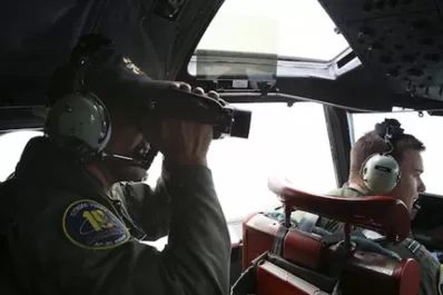 Una señal en el mar devuelve la confianza en la búsqueda del avión