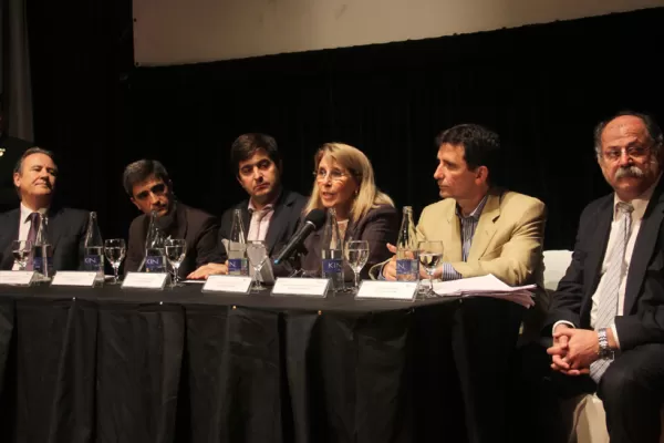 Panel con funcionarios en el Virla