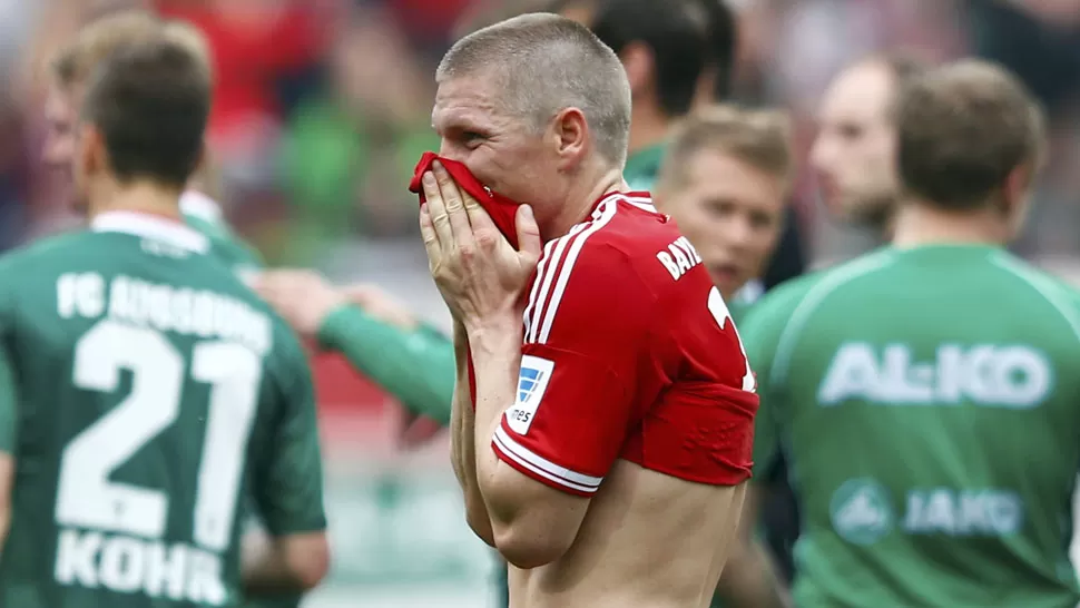 DECEPCIÓN. Schweinsteiger se lamenta mientras los rivales festejan. REUTERS. 