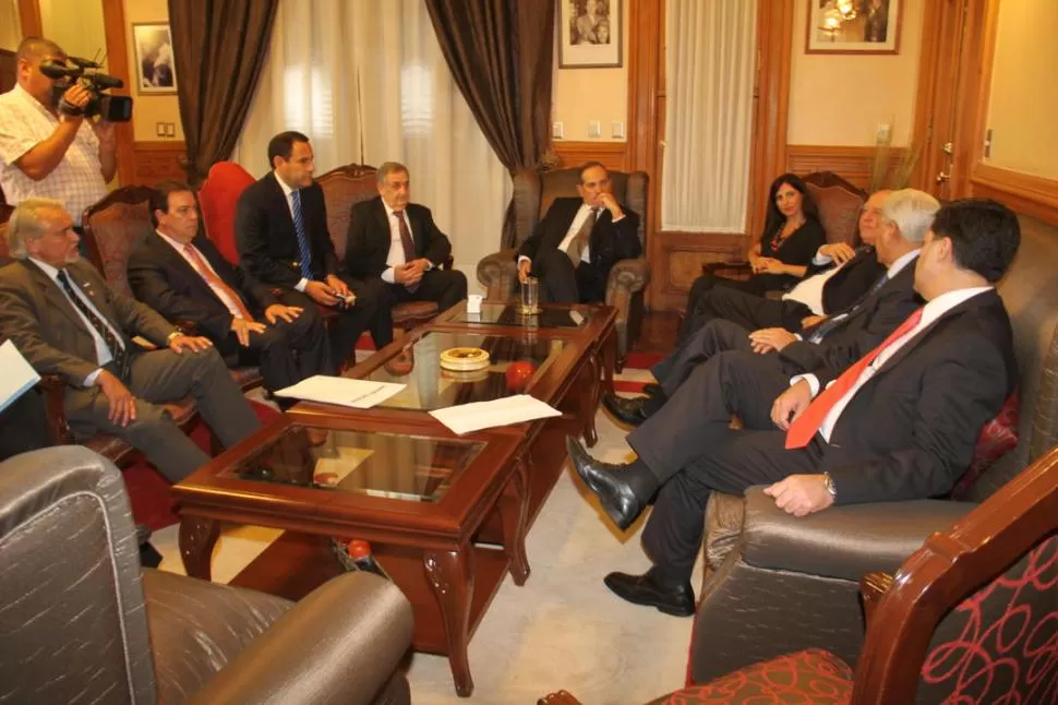 POSICIONES. Alperovich, reunido con los vicegobernadores de las provincias del NOA, en la Casa de Gobierno. PRENSA Y DIFUSIÓN
