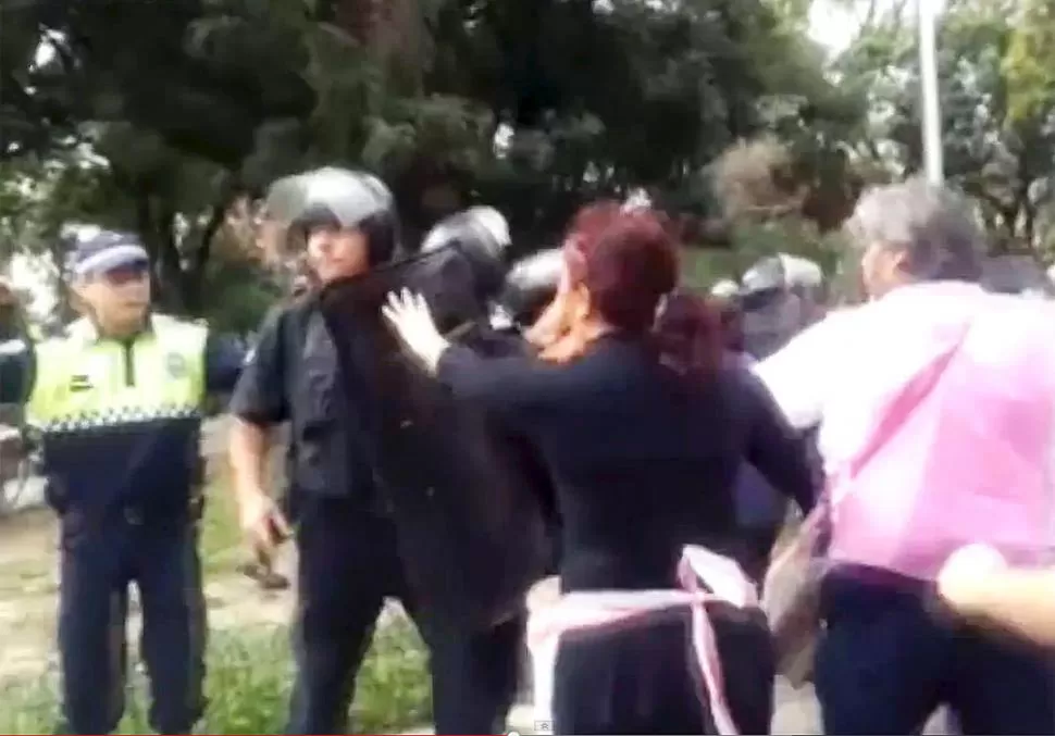 INCIDENTES. Por segunda vez en 15 días, docentes se enfrentaron a policías. LA GACETA / GABRIELA BAIGORRI (CAPTURA DE VIDEO)