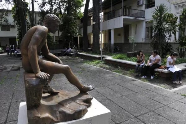 El médico se bajó del pedestal y el paciente decide