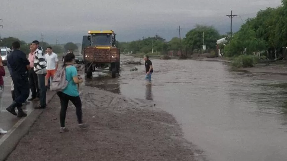 SIN PIEDAD. El agua anegó calles enteras en Santiago del Estero. FOTO TOMADA DE NUEVODIARIOWEB.COM