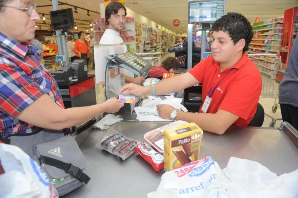 OPORTUNIDAD. Los lunes y martes el supermercado Carrefour ofrece a los socios lectores del Club LA GACETA un 10% de descuento. la gaceta / foto de ANTONIO FERRONI