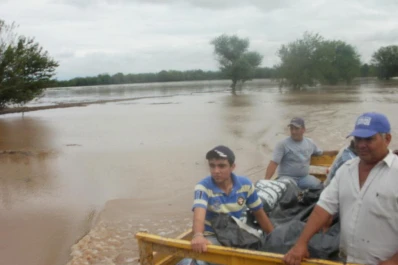 Cien familias esperan que el agua baje para recibir ayuda