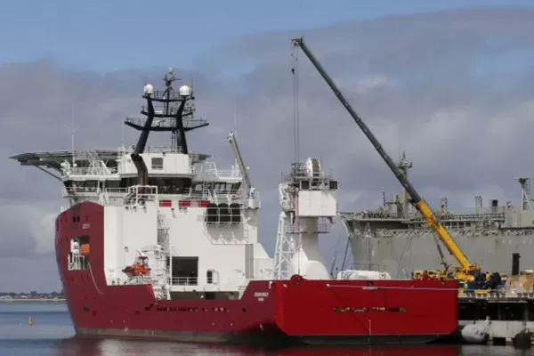 Localizaron posibles señales de las cajas negras del avión malasio