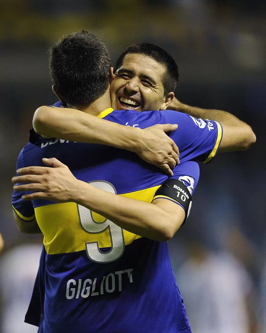 ABRAZO GOLEADOR. Sonriente, Riquelme felicita a Gigliotti por su segundo gol personal y el tercero de Boca en el partido. télam