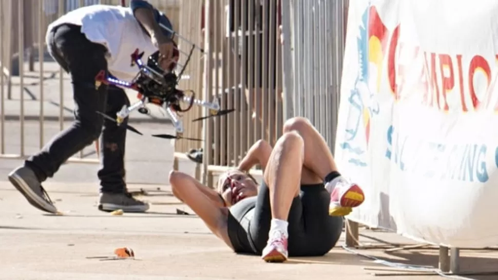GOLPE. Raija Ogden se toma la cabeza, tendida en el suelo. FOTO TOMADA DE AU.NEWS.YAHOO.COM