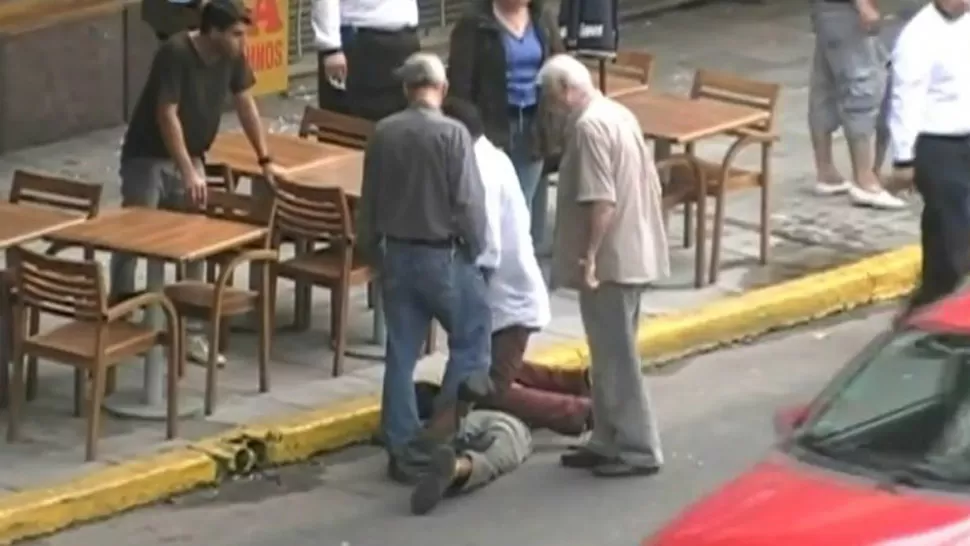 OJO POR OJO. En Merlo, el malhechor fue sostenido y golpeado en el piso por sus captores. FOTO TOMADA DE INFOBAE.COM