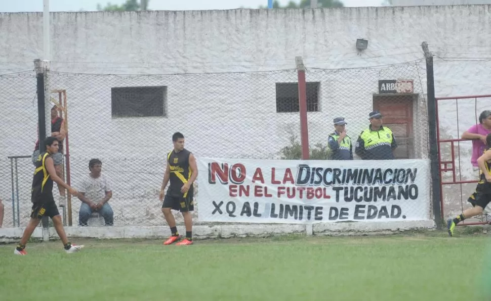 POSTURA. Los jugadores de Amalia mostraron una bandera de protesta. 