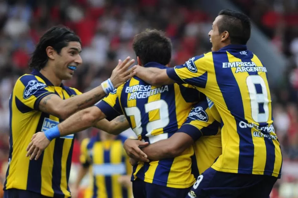 TODOS A NIELL. Abreu, Carrizo y campañía, abrazan al goleador tras el 1-0. 