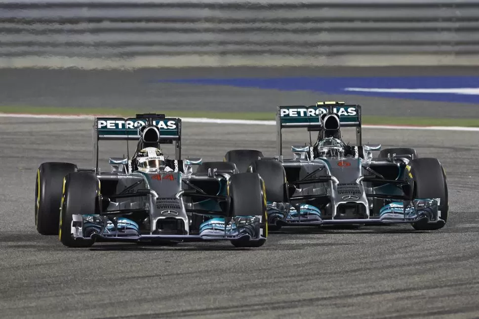 UNA IMAGEN REPETIDA. Hamilton y Rosberg marcan el camino en la Fórmula Uno. Por segunda vez consecutiva los pilotos de Mercedes hicieron el 1-2. 
