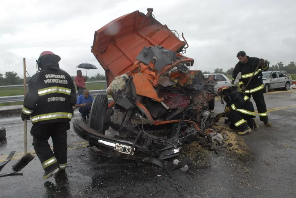 UNA POSTAL DEL DÍA A DÍA. La imagen muestra una de las tantas intervenciones de los bomberos de Concepción en un accidente de tránsito. la gaceta / foto de osvaldo ripoll (archivo)