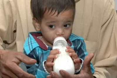 Acusan y arrestan a un bebé por planificar un asesinato