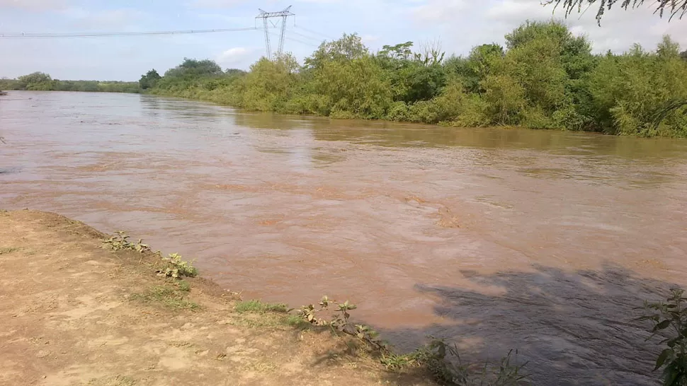 MUCHO CAUDAL. El río Marapa también sufrió desbordes debido a las lluvias del fin de semana. FOTO TOMADA DE FACEBOOK.COM/MANUEL. LEZANA.712