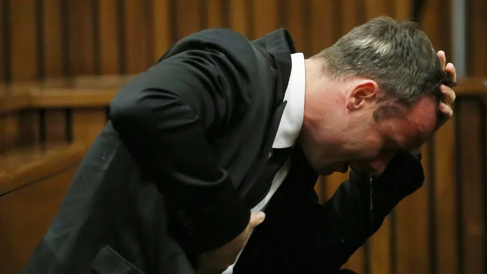 ENTRE LAGRIMAS. Pistorius pidió perdón a los familiares de su novia asesinada. REUTERS
