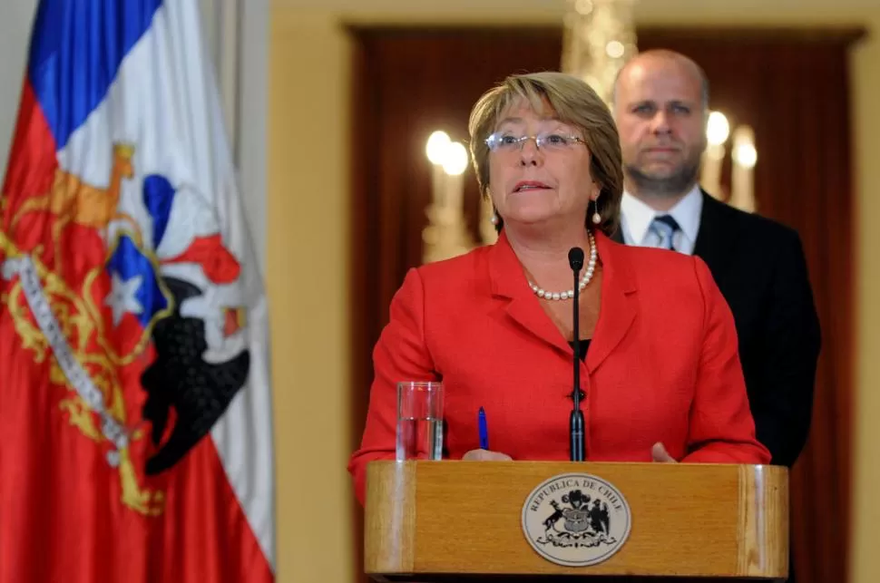 TAREA. Michelle Bachelet trabaja en la reconstrucción de las ciudades. telam