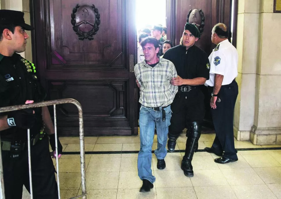 PRESOS. González sale custodiado porque ordenaron el arresto domiciliario. 