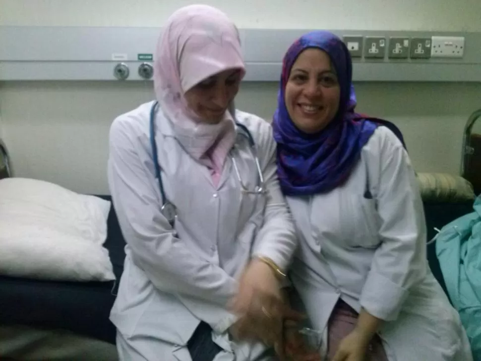 PROTAGONISTA. Eugenia Marteau (derecha) junto a una enfermera. fotos gentileza eugenia marteau