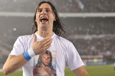 Olave podría pasar un año sin jugar por golpear a un bombero