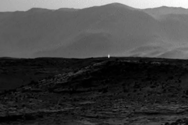 El Curiosity capta una luz brillante en Marte