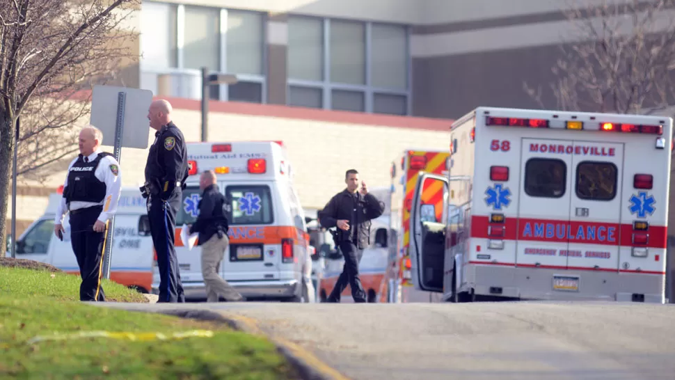 TENSION. En las afueras de la escuela se montó un operativo para asistir a los heridos y detener al agresor. FOTO TOMADA DE POST-GAZETTE.COM