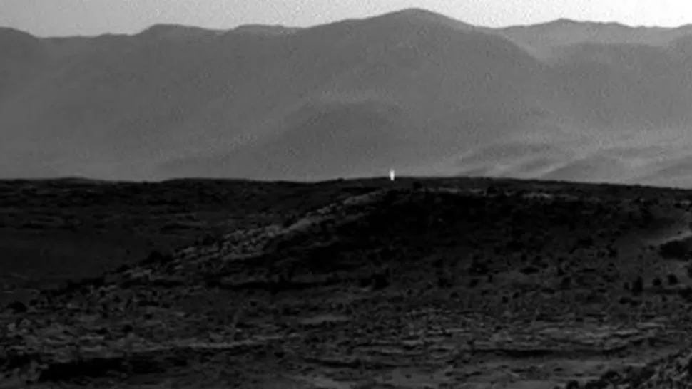 A LO LEJOS, LA LUZ. Imagen tomada por el Curiosity de la superficie de Marte. FOTO DE GIZMODO.COM
