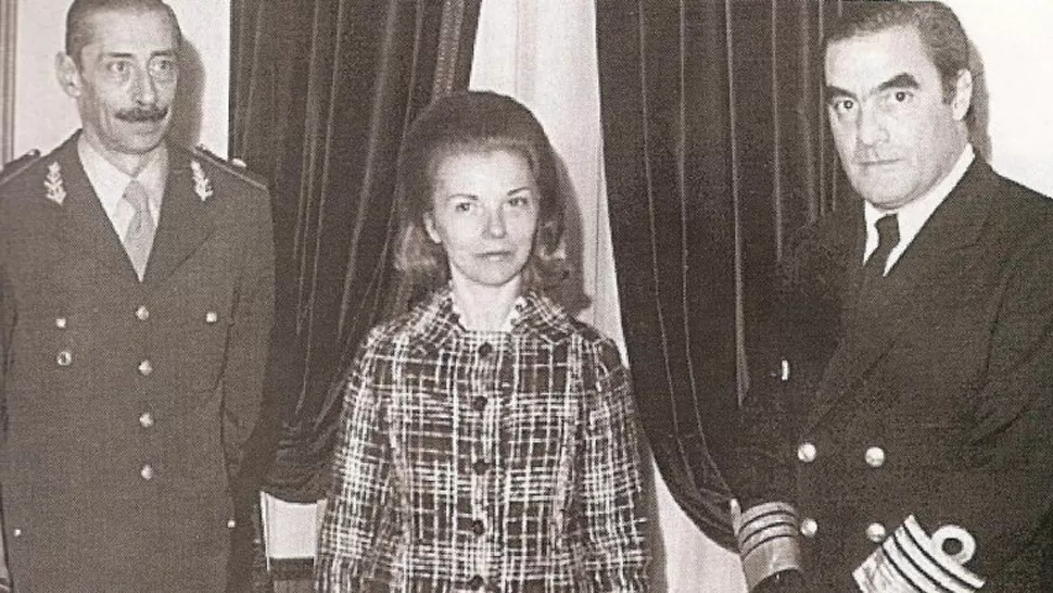 DOCUMENTO HISTÓRICO. Isabelita Perón, flanqueada por Jorge Rafael Videla y Emilio Massera. FOTO TOMADA DE INFOBAE.COM