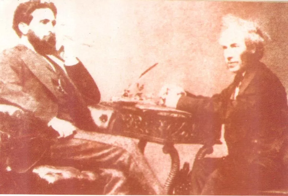 JUAN BAUTISTA ALBERDI. En esta foto de 1873, aparece a la derecha, conversando con Gregorio Benítez. la gaceta / archivo