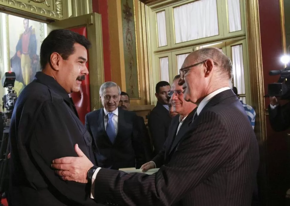 CITA. Maduro saluda a Timerman, que integra la misión de Unasur. reuters