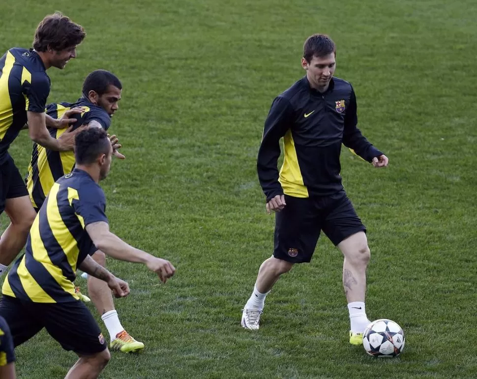 SE PONE A PUNTO. Messi driblea con la pelota en el ensayo de ayer, en Madrid. 