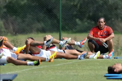 El plantel de River hizo yoga para relajarse