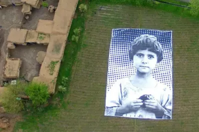 En Pakistán combaten drones con fotos gigantes de niños