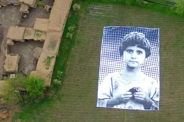 En Pakistán combaten drones con fotos gigantes de niños