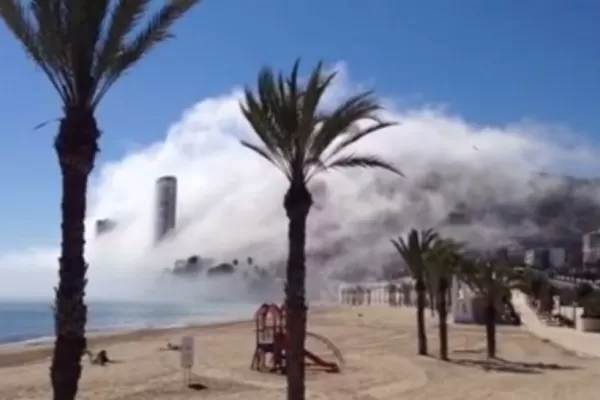Un tsunami de nubes arrasó una ciudad costera