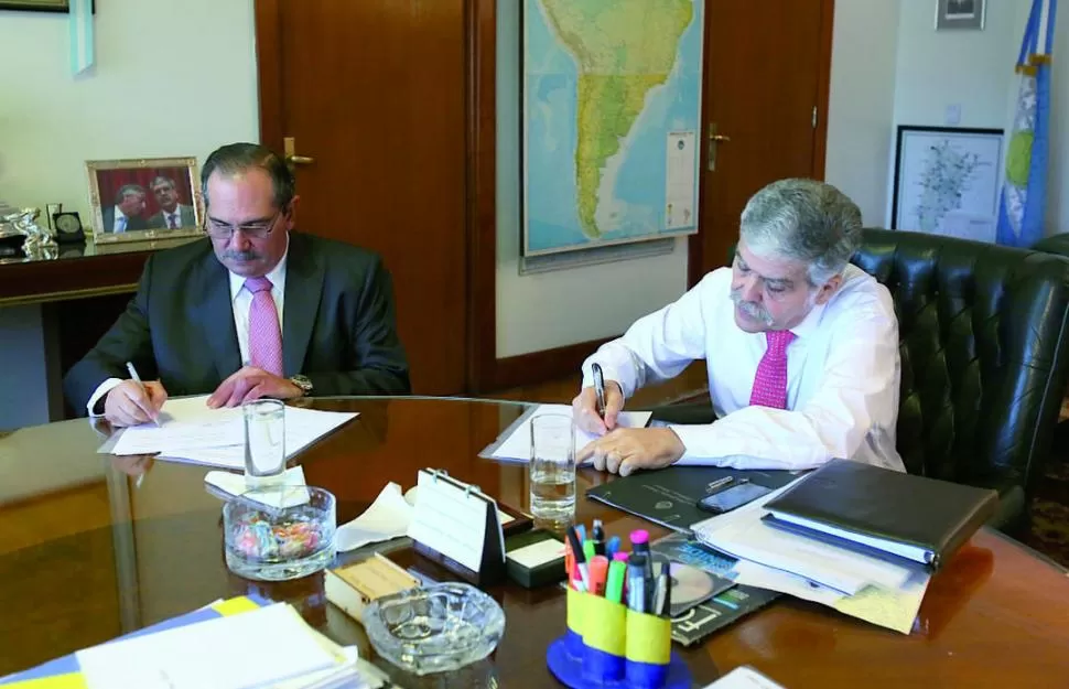 ACTO OFICIAL. Alperovich firma el convenio con el titular de Planificación, Julio De Vido, que frena cualquier incremento del servicio en Tucumán. prensa y difusión