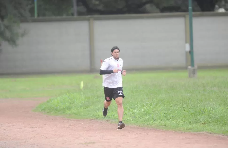 A TODA VELOCIDAD. Guillermo Tambussi corre y da vueltas por la pista. 