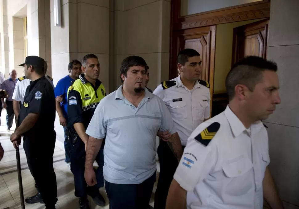 MARCHE PRESO. Chenga Gómez es retirado de Tribunales por policías luego de escuchar el fallo condenatorio. la gaceta / foto de jorge olmos sgrosso