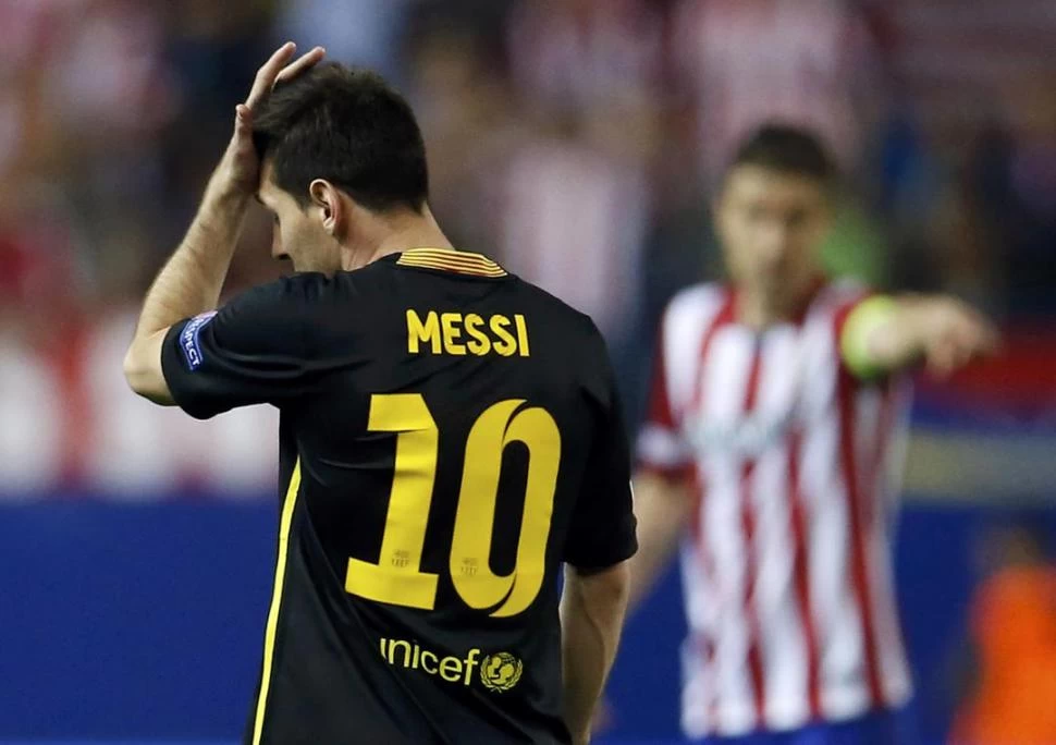 NO LO PUEDE CREER. Messi se toma la cabeza luego de que Barcelona quedara eliminada de la Liga de Campeones. 