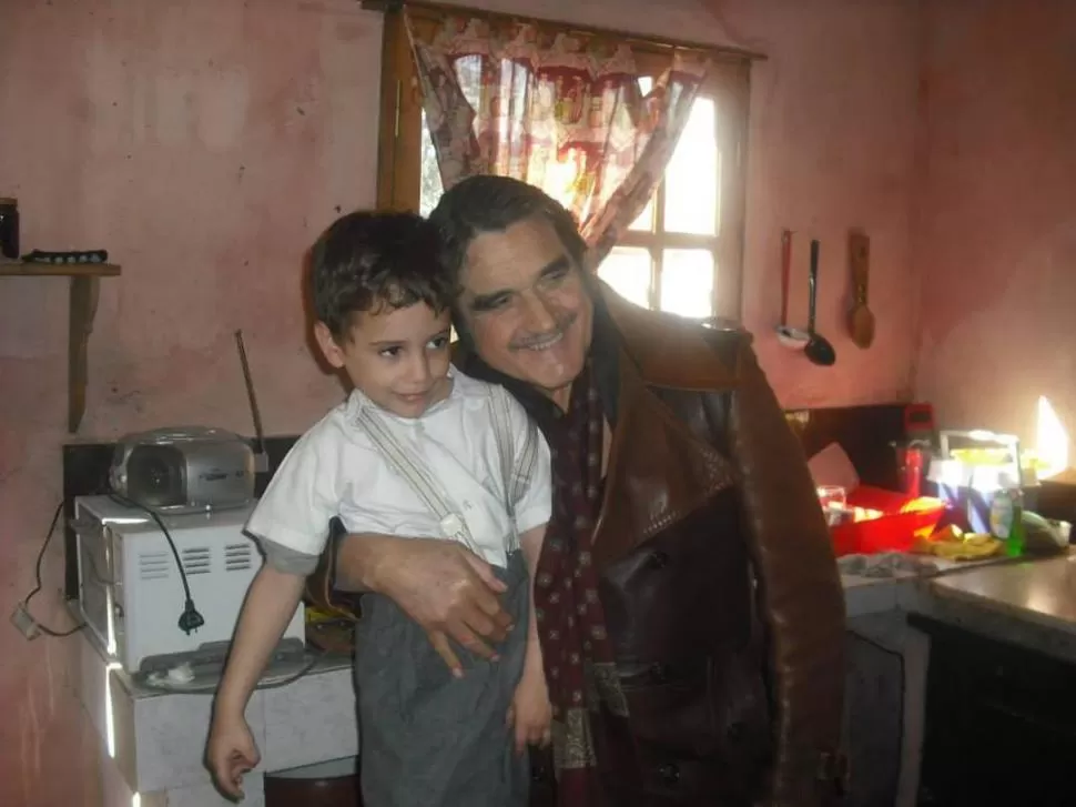 ALTO EN EL RODAJE. El tucumano Máximo Verón encarnó al protagonista en su niñez. Aquí, con Lito Cruz. foto gentileza familia veron