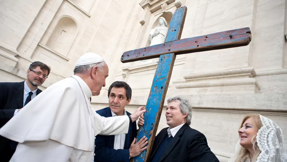BENDICIÓN. Francisco bendice una cruz hecha con maderas de una de las balsas que llegan a Lampedusa con inmigrantes africanos. REUTERS