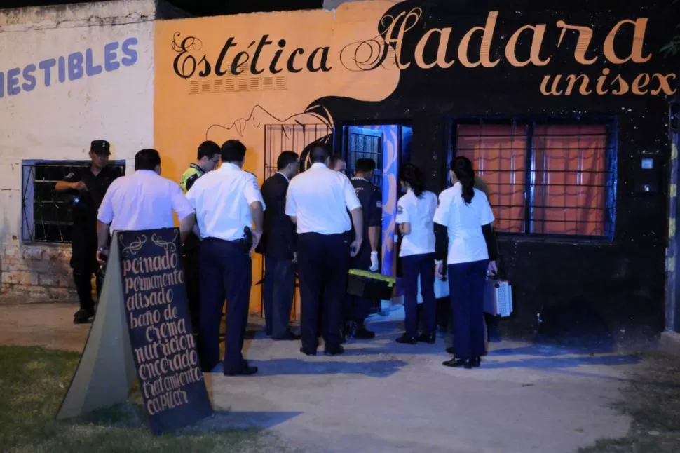 LOS PERITOS. La Policía Científica ingresó a la peluquería de Cajal a las 22.30, luego de que el fiscal lo autorizara. LA GACETA / FOTOS DE INES QUINTEROS ORIO - ANTONIO FERRONI