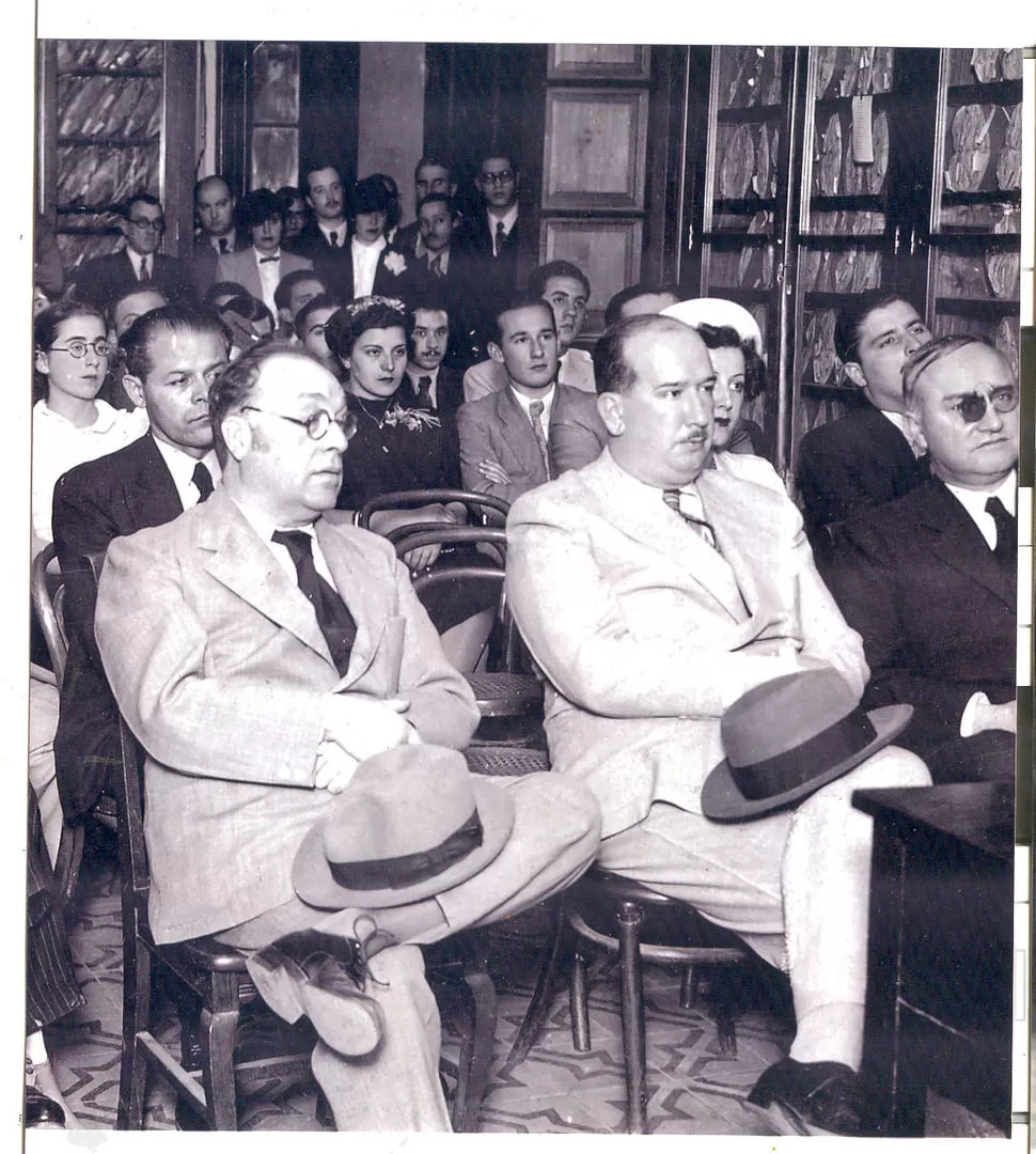 MANUEL GARCíA MORENTE. Aparece sentado a la izquierda, escuchando una conferencia, junto a los doctores Norberto Antoni y Alberto Rougés, en 1937 la gaceta / archivo
