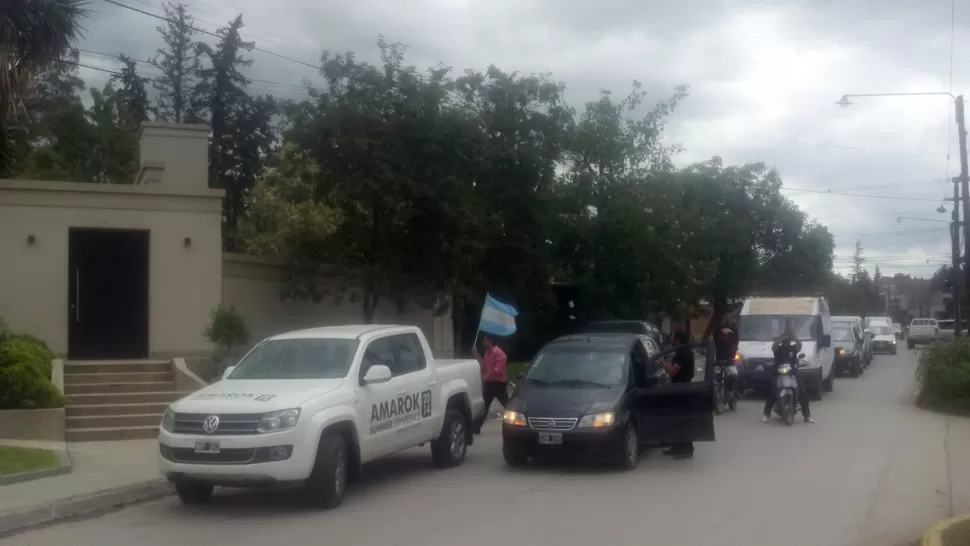 MANIFESTACIÓN. Los vecinos realizaron la caravana para protestar. FOTO GENTILEZA DEL FORO DE CIUDADANOS DE YERBA BUENA