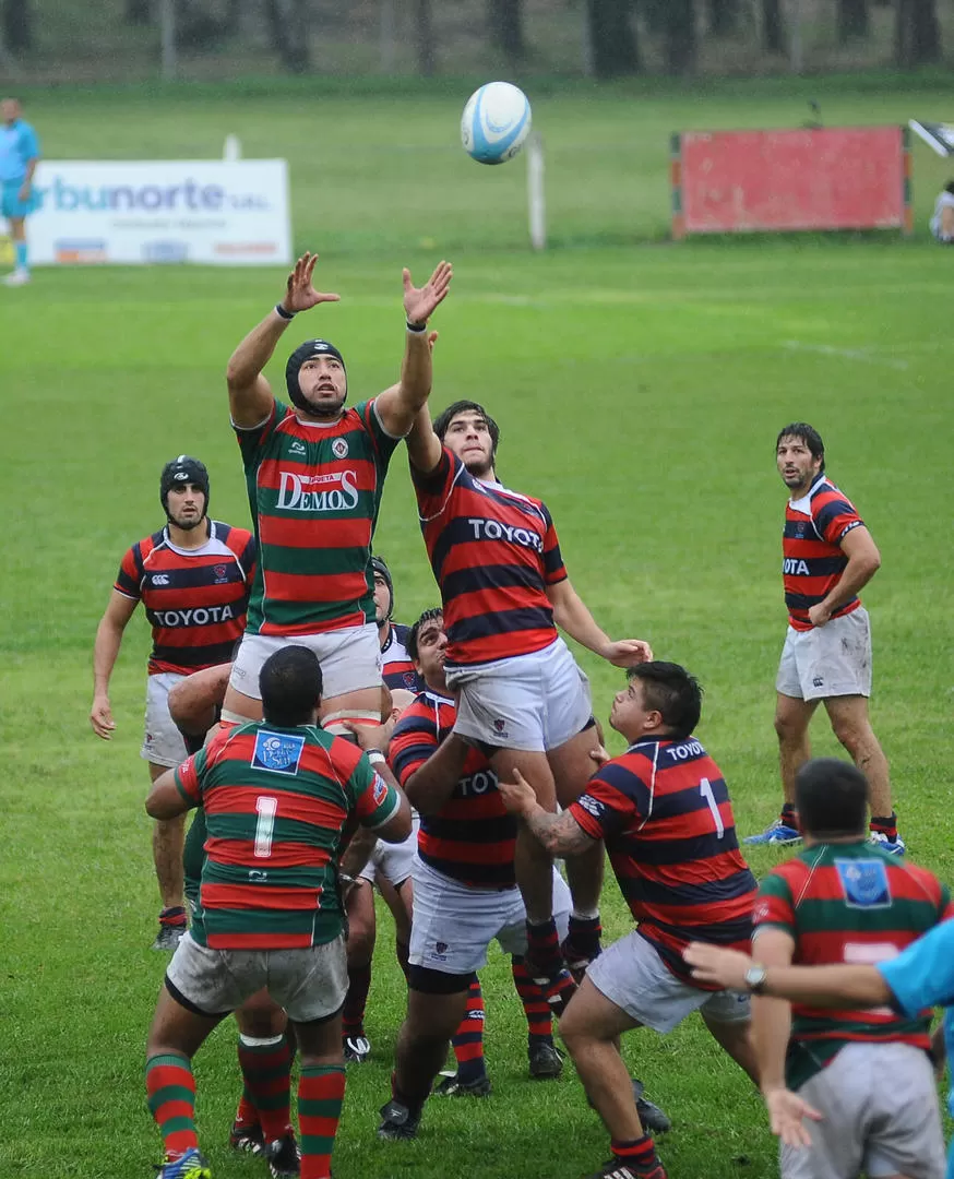 EN LO MÁS ALTO. Gabriel Saracho busca en el aire obtener la pelota salida de un line ante el intento de un rival de tomarla. 
